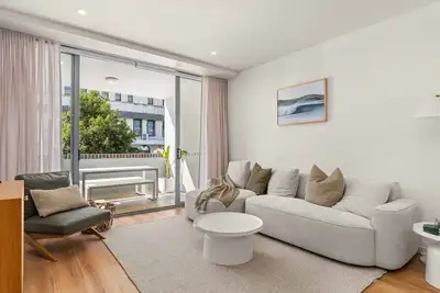 Image de 150m to Surf Beach – Central 2br - Walk to Surf, Shops & Cafés in Kiama