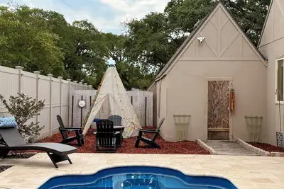 Image de 3-bedroom Tudor with Private in-ground Pool centrally located in Aransas Pass