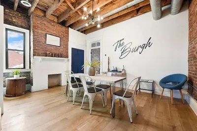 Image de Historic 4-Apt Building Sleeps 16 Walk to Stadiums