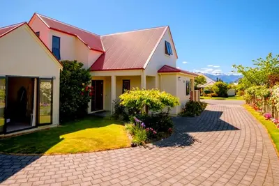 Image de Expansive Light & Bright Meadowstone House