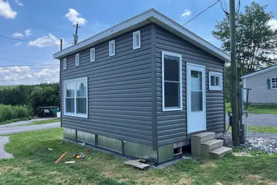 Image de Cozy ‘on-grid’ cabin with free xfinity high speed WiFi.