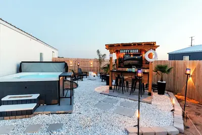 Mini Oasis—Hot tub•Fire Pit•Bar+Lounge