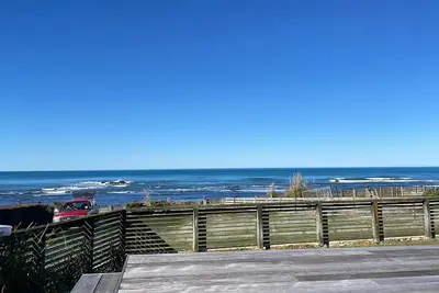 Image de Escape to Paradise – Spacious 4-Bedroom Beachfront Retreat at Mataikona Beach