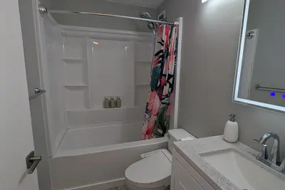 Image de Newly renovated, secure, 2-bedroom apartment in beautiful Waikiki with Ac