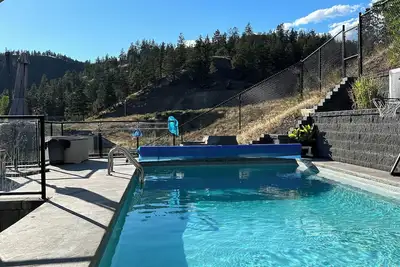 Image de Kelowna getaway on Knox Mountain minutes from downtown.