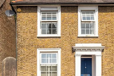 Image de Charming 3br Victorian House with Parking - 10 Mins to Kingston