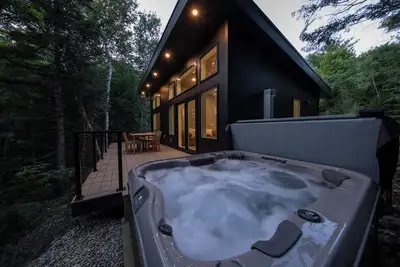 Image de The Cabin at Bear River, Hot tub, River Access, Firepit, Fireplace