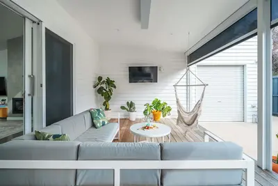Image de Large Retreat with Outdoor Living & Kids’ Paradise