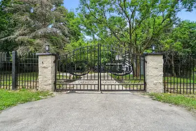 Image de 4-bedroom house fencin and pivte gate