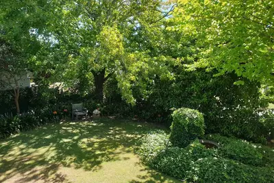 Image de Spacious, peaceful garden apartment