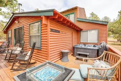 Image de Private Hot Tub & Fire Pit: Pine Cabin Near Hiking