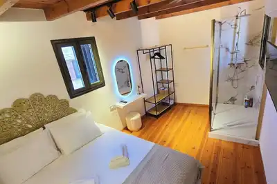 Image de Barbarian - 3 Bedroom 2 Toilet 3 Shower House In The Old Town next to port
