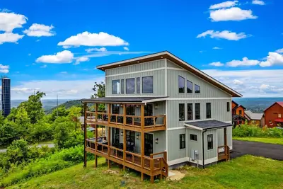 Image de Cabin w/ Ev Charger, Game Loft & Hot Tub