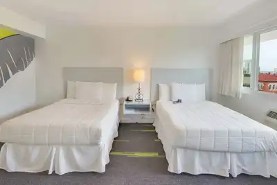 Image de Explore Cultural Gems from a Boutique Room in Fashionable Miramar