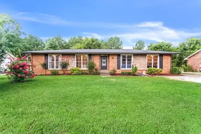 Quiet Pet-Friendly Spot Near It All!