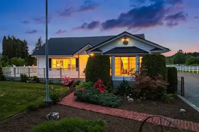 Image de Snohomish 10+Acre 5br | Hot Tub, Pond & Stables