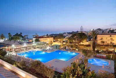 Image de Oceanfront Oasis in Praia da Oura! Terrace Room, Pool, Free Parking | 3 Units