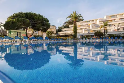 Image de Beachfront Retreat! Serene Spa Retreat in Praia da Oura, Terrace Room | 3 Units