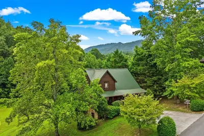 Image de Take a Hike | 3br Cabin w/ Theater, Arcade & Yard