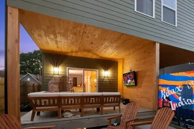 Image de 2 Homes in 1! 2 SPAs, Sleeps 16, Near Downtown!