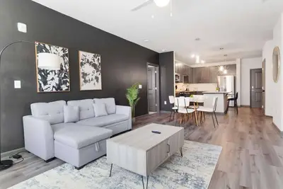 Image de Luxe King 2 Bedroom Suite in North Raleigh!