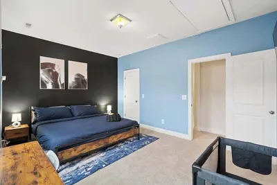 Image de 3br Townhouse | King Bed | 2441 sq ft | Uptown Clt