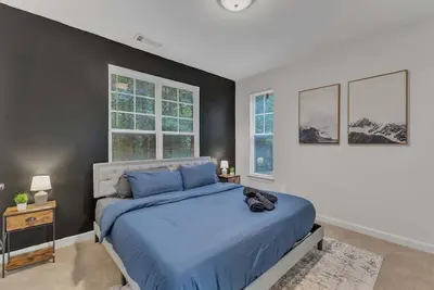 Image de Upscale King 2br Suite Mins to Downtown Raleigh!