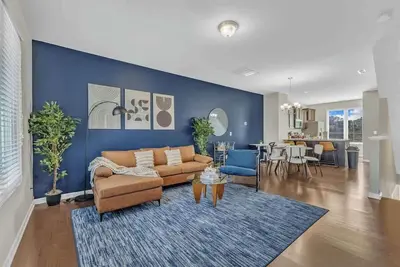 Image de 3br Townhouse | King Bed | Garage | Near Nc State