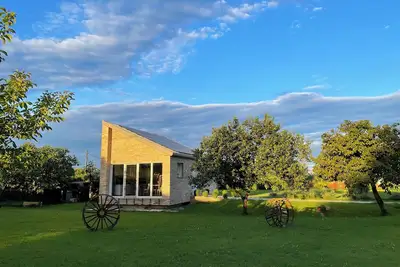 Image de Modern cottage surrounded by nature
