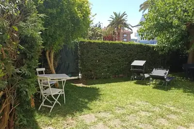 Image de Grand appartement dans la zone de plage et de loisirs avec jardin privé, garage