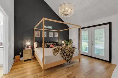 Image de Clean, Spacious, Newly Updated with Jacuzzi, BarShed. Thoughtfully Decorated!