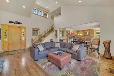 Image de Spacious Sunriver Retreat, luxury, great for large groups, ping pong table, private hot tub!