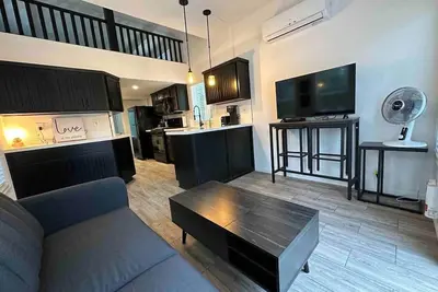 Image de Tiny Blue House at Yosemite gateway