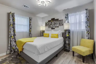 Image de Family-Friendly near Airport, Screened Deck, Backyard Oasis, Workspace & Parking