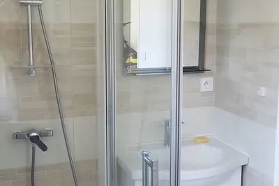 Image de A 10 mn de la plage à vélo  chambre indépendante avec kitchenette et jardin.