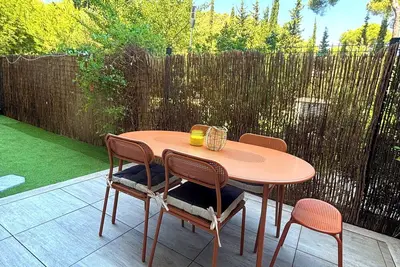 Image de T3 dans un écrin de verdure avec terrasse & jardin, proche Calanques plages