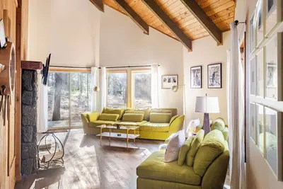 Sunriver Chalet • Minimalist Design • Fireplace • Sleeps 6