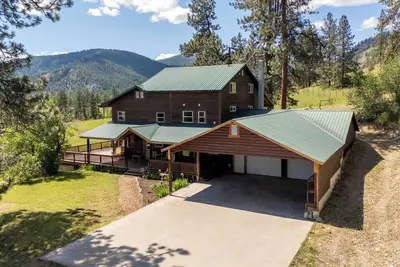 Image de Beautiful 5-bedroom log cabin with spacious rooms and rustic charm.