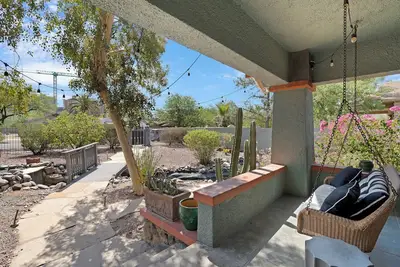 Image de Duende Retreat: Private Heated Pool, Walk to U of A