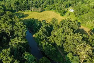 Image de Modern home on 30-acres, multiple swim holes, trails and close to Hits