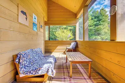 Image de Cozy 3br 3. 5ba Lodge w/ Lake & Beach Access, Screened in Patio, Grill, Sunroom