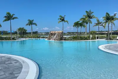 Image de 2 Bedroom Villa - Resort pool & amenities - 2. 5 miles from the beach - Sleeps 5