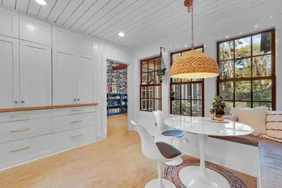 Image de Private and charming 2-bedroom house with spacious yard and firepit.