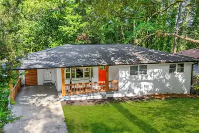 Image de Family-pet-friendly home in golf community near airport, sport arenas & downtown