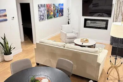 Image de Downtown Charm Meets Waterfront Walk to Everything