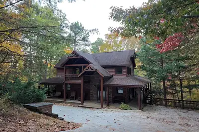 Image de FamiLee RosenHütte \n4BR 4ba Cabin in- Innsbruck Helen Ga \nW-HotTub&DogFriendly