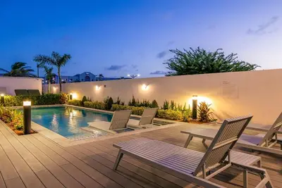 Image de 2br2ba Condo w/ Pool & Gym – Walk to Palm Beach!