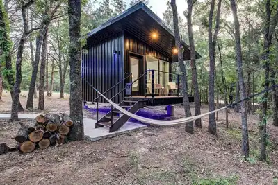 Image de The Hawk’s Nest |Peaceful Tiny Cabin w/ Pickleball