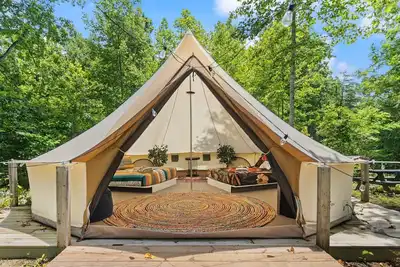 Image de Red River Gorge Cozy Glamping Tent for 4 • Heated, Fire Pit & Hot Tub