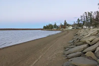 Image de Autumn Beachfront Retreat - Coastal Calm & Comfort